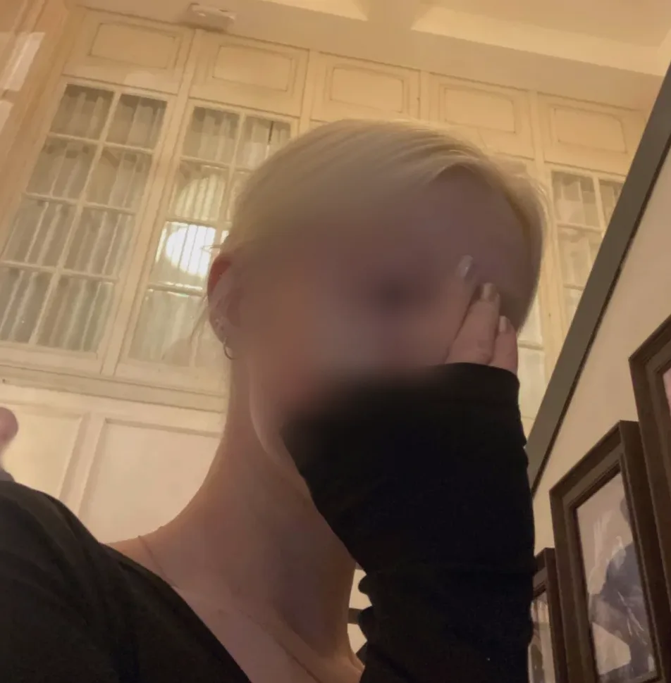 Mia, 24